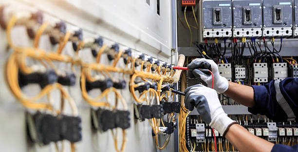 Professional Electrician technician working in Winnetka, IL